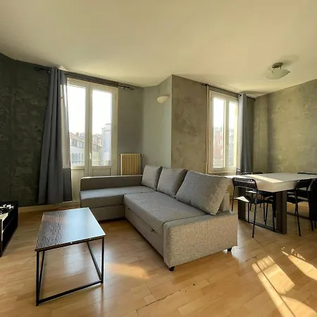 Spacious With Balconies Downtown Apartment *